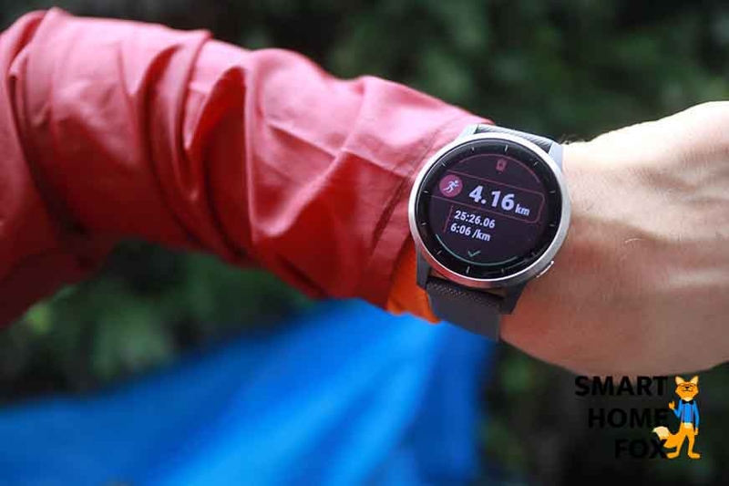 Вы видите Garmin vivoactive 4 с дисплеем MIP.